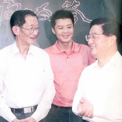 2005年9月9日中共中央政治局常委、國(guó)務(wù)院副總理黃菊接見(jiàn)公司負(fù)責(zé)人