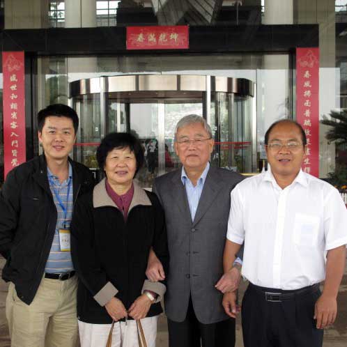 中國(guó)科學(xué)院副院長(zhǎng)，全國(guó)人大常務(wù)委員會(huì)委員王佛松院士一家親切關(guān)懷企業(yè)情況
